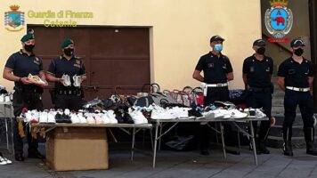 Maxi sequestro di merce contraffatta nel centro storico di Catania