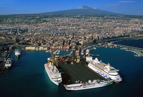 Si prova a ripartire, il Porto di Catania ospita Costa Firenze