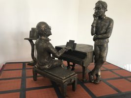 Milo, presentata la miniatura della statua di Lucio Dalla e Franco Battiato